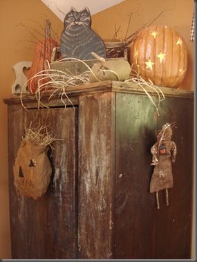 Halloween vignette Tv Room Sofa Ideas, Tv Room Sofa, Room Sofa Ideas, Primitive Fall Decorating, Prim Halloween, Halloween Vignette, Colonial Decorating, Primitive Autumn, Journal Magazine