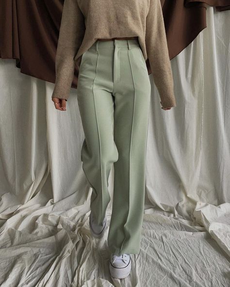 KNUPP KOUTURE on Instagram: “another day another trouser 🤍 tap to shop the new ATHENS SAGE TROUSERS #knuppkouture” Converse Platform Outfit, Sweater Business Casual, Platform Outfit, Internship Outfit, Coloured Jeans, Business Outfits Women, 2000s Fashion Outfits, Winter Outfits Women, Professional Outfits