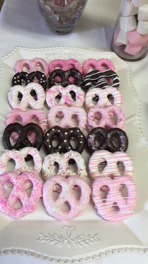 Pink, white and dark chocolate covered jumbo pretzels Black Snacks For Party, Pink And Black Desserts, Pink Black And Silver Sweet 16, Pink Treats For Party, Pink Party Treats, Pink Treat Table, Pink Chocolate Covered Pretzels, Boards Night, Bday Desserts