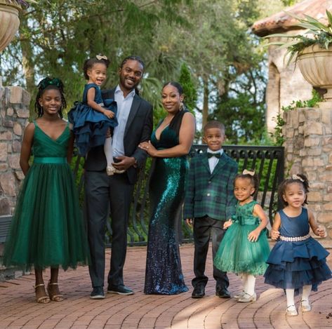 Family Holiday Photos Outfits Green, Glam Family Photoshoot, Green Christmas Outfit, Holiday Photos Outfits, Family Christmas Pictures Outfits, Creative Photography Poses, Christmas Pictures Outfits, Family Christmas Outfits, Christmas Family Photoshoot