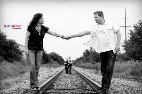 Photography Poses On Railroad Tracks | Marie Masse Photography » Blog family railroad tracks photo Train Family Pictures, Railroad Photoshoot, Track Photos, Track Pictures, Photo Time, Outdoor Family Photos, Family Poses, Photography Poses Family, Family Photo Pose