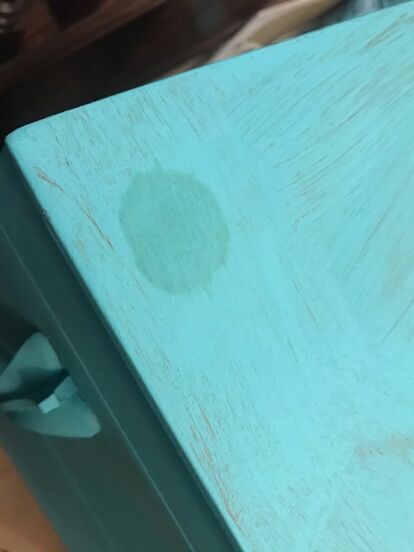 Do weird spots show up when chalk painting furniture or decor? Here’s a quick tip to to fix it!   Has this happened to you?Good thing is that “bleed through” happens after one coat of paint. And most of the time, 2 coats are needed anyway!When chalk painting furniture, I like to paint one coat and let it dry for a few hours to see what pops up before applying a second coat.Even though most chalk paints don’t require sanding or priming, sometimes you have to smooth out scratches or mark… Chalk Painting Furniture, Chalk Painted Furniture, Cold Frame Diy, Window Boxes Diy, Modern House Numbers Sign, Basket Makeover, Furniture Redos, Diy Accent Wall, Bamboo Box