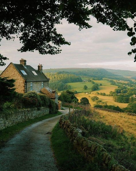 England Countryside, English Cottages, Green Hills, Dream Cottage, Countryside House, British Countryside, Peak District, English Cottage, English Countryside