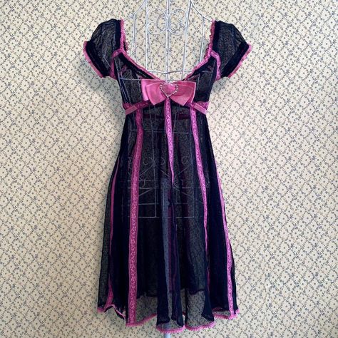 Pink And Black Fashion, Vintage Betsey Johnson, Tv Show Outfits, Grad Dresses, Fashion Attire, Pink Velvet, Fashion Books, Babydoll Dress, Pink And Black