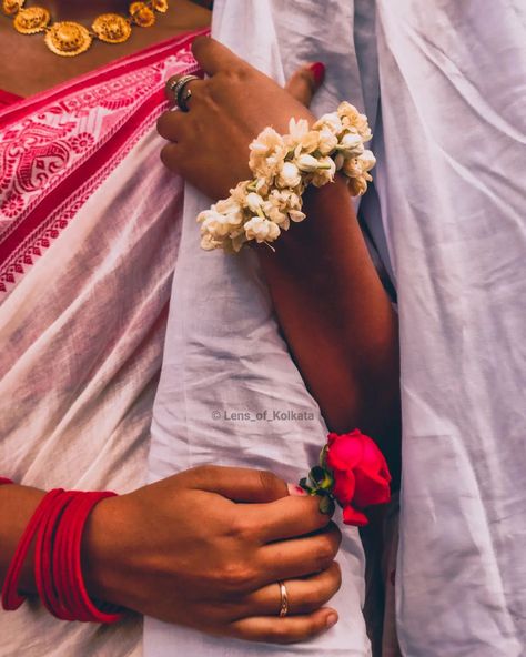 Couple Picture Ideas Traditional, Flower Photoshoot Couple, Indian Matching Pfp, Bengali Love Couple Pic, Woman In Love Aesthetic, Traditional Couple Aesthetic, Bengali Couples Photography, Bengali Couple, Desi Love