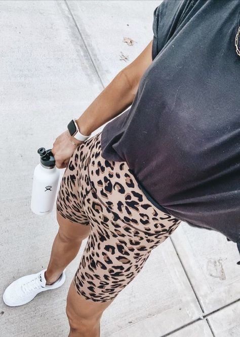 Cheetah biker shorts and grey workout tee #ootd #activewear #fitness Outfit Gym, Biker Shorts Outfit, Gym Fits, Biker Short, Outfit Trends, Mode Inspo, Sporty Outfits, Athletic Outfits, Spring Summer Outfits