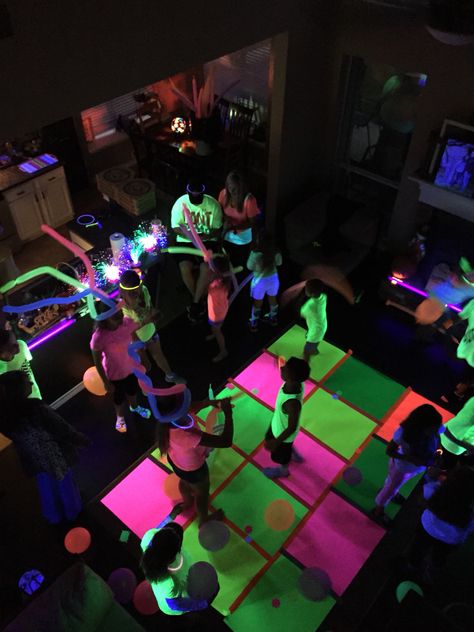 Glow party- poster board dance floor and neon balloons Mother Son Glow Party, Neon Dance Floor, Party Ideas Sweet 16, Sweet 16 Dance, Birthday Poster Ideas, Neon Balloons, Glow Dance, 70s Theme Party, Glow In Dark Party