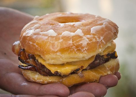 ...which are, obviously, donut bacon cheeseburgers. Doughnut Burger, Candied Bacon Recipe, Glasgow Food, Cheeseburger Recipe, Glazed Doughnuts, Bacon Sandwich, Homemade Gravy, Candied Bacon, Gourmet Burgers