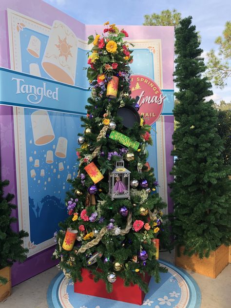 Tangled Tree Tangled Disney, Mickeys Christmas Carol, Disney Christmas Decorations, Disney Christmas Ornaments, Gift Drawing, True Meaning Of Christmas, Disney Tangled, Christmas Tree With Gifts, Disney Springs