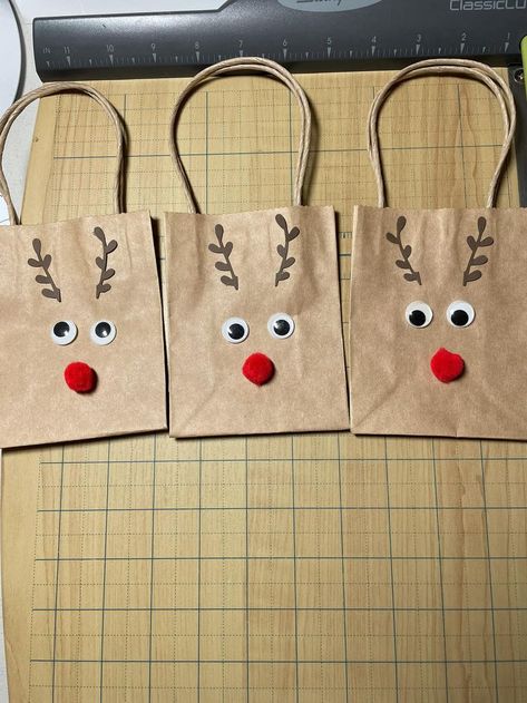 Paper Bag Christmas Decorations, Loot Bags, Christmas School, Christmas Eve Box, Cute Diys, Christmas Eve, Gift Bags, 9 And 10, Advent