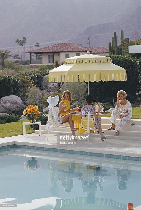 Ladies by the pool at the Kaufmann Desert House in Palm Springs, California, January 1970. From right to left, former fashion model… Slim Aaron, Slim Aarons Photography, Slim Aarons Prints, Kaufmann House, Slim Aarons Poolside, Palm Springs Style, Slim Aarons, Desert Homes, Design Hotel