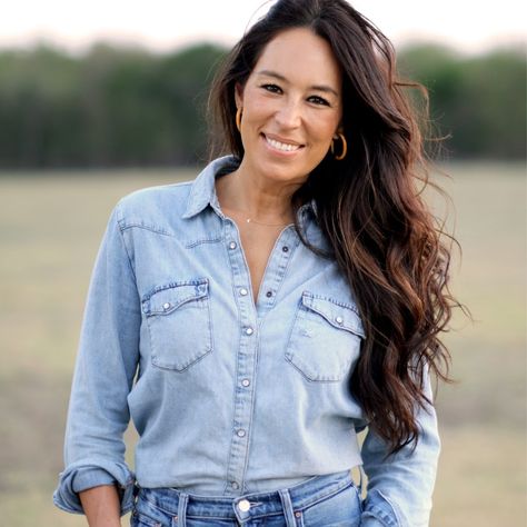 Joanna Gaines: "I Want to Live More Freely" Joanna Gaines Hairstyle, Joanna Gaines Fashion Style, Joanna Gaines Hair, Joanna Gaines Style Clothes, Dark Brown Long Hair, Joanna Gaines Style, Carnival Fashion, I Want To Live, Looks Country