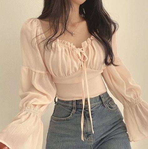 Shirred Blouse, Tie Front Blouse, 인물 사진, Dress Cuts, Crop Shirt, Dresses With Leggings, Flared Sleeves, Outfit Inspirationen, Boho Dress