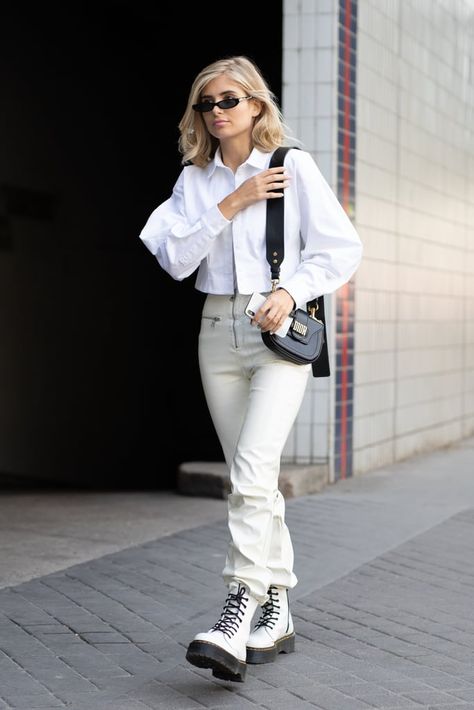 Go For a Monochrome Look White Platform Doc Martens Outfit, White Dr Martens Outfit, White Combat Boots Outfit, White Doc Martens Outfit, Platform Doc Martens Outfit, Doc Martens Outfits, White Dr Martens, White Doc Martens, Combat Boot Outfit