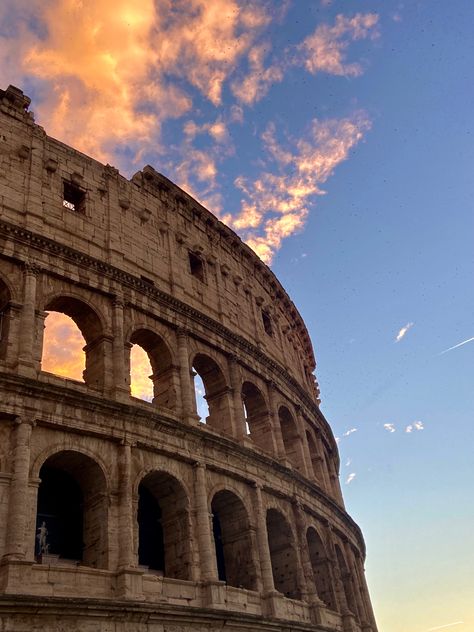 Italy City Photography, Roma Aesthetic, Italy Aesthetic, Travel Italy, Moon Photography, Italian Summer, Pretty Photos, City Photography, Pretty Places