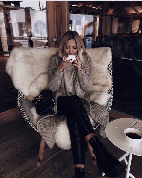 2020 Style, Oversized Clothes, Casual Fridays, Coffee Girl, Vogue Us, Winter Nature, Fly Girl, Winter Trends, So In Love