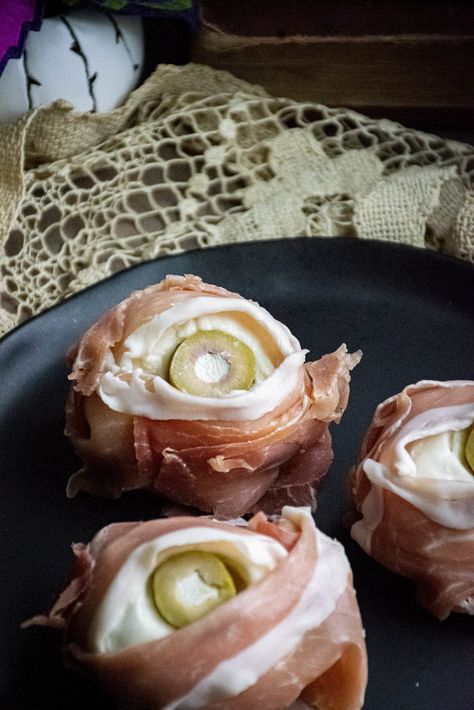 Prosciutto Eyeballs, Eyeballs Halloween, Halloween Snack, Last Minute Halloween, Bread Snacks, Halloween Baking, Halloween Eyeballs, Halloween Recipe, Halloween Snacks