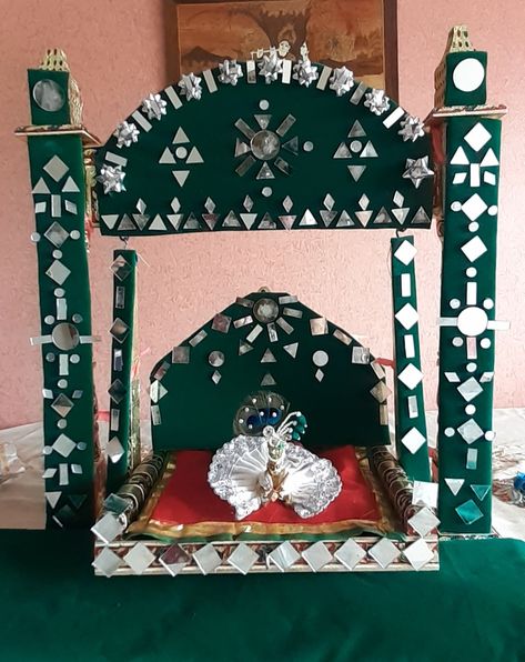 Palna Decoration, Hindola Decoration Ideas, Ladu Gopal Dress Hand Work, Jhula Decoration, Krishna Shringar, Krishna Jhula, Kalash Decoration, Dhokra Art, Thali Decoration Ideas