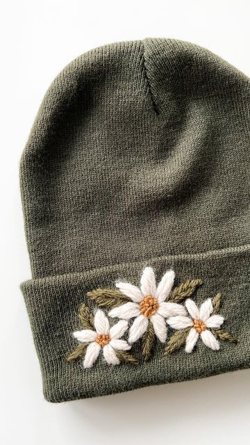 Chunky Yarn Embroidery, Diy Embroidered Beanie, Beanie With Embroidery, Embroidery Beanie Ideas, Embroidered Beanie Diy, Boho Embroidery Patterns, Beanie Embroidery Ideas, Wildflower Crafts, Embroidered Gifts Ideas