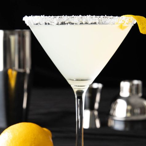 A citrusy and bright martini that’s bursting with fresh lemon flavor: the best Lemon Drop martini recipe for your next cocktail party! How To Make A Lemon Drop Martini, Lemondrop Shot Recipe, Lemon Drop Drink, Lemon Drop Martini Recipe, Lemon Drop Shots, Lemon Drop Cocktail, Vegetable Diet, Lemon Drop Martini, Martini Recipe