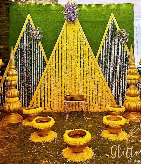 Geometric patterns are the way to go now combined with gorgeous floral. Haldi Triangle Decor, Mangala Snanam Decoration, Dhoti Ceremony, Mangala Snanam, Leaf Decor Wedding, Haldi Decoration Ideas, Haldi Ceremony Decorations, Haldi Decoration, Simple Stage Decorations