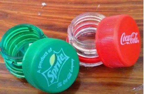 How to make a recycled shampoo bottle purse and lots more! – Recycled Crafts Pill Bottle Crafts, Plastic Container Crafts, Plastic Bottle Caps, Buat Pita, Bottle Cap Crafts, Recycled Bottle, Pill Bottles, Plastic Bottle Crafts, Upcycle Recycle