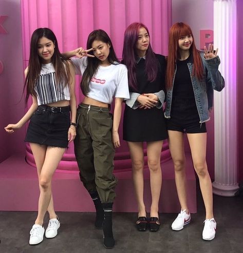 Blackpink Blackpink 2017, Jennie Taehyung, Blackpink Outfits, Kim Jisoo, Blackpink Photos, Girl Bands, Black Pink Kpop, Blackpink Fashion, Blackpink Lisa