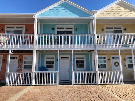 Beach Town House Exterior, Beach Apartment Exterior, Beach Townhouse, Mexico Beach Florida, Apartment Exterior, Townhouse For Rent, Traffic Lights, Save File, Mexico Beach