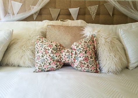 NO-sew Bow Tie Pillow Sew A Bow, Sew Bow, No Sew Bow, Bow Pillow, Tie Pillows, Diy Fashion Trends, Upcycle Diy, Bow Pillows, Seam Rippers