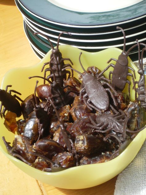 Halloween Appetizers For Adults, Halloween Party Foods, Scary Halloween Food, Creepy Food, Creepy Halloween Party, Easy Halloween Snacks, Postres Halloween, Dulces Halloween, Impressive Desserts