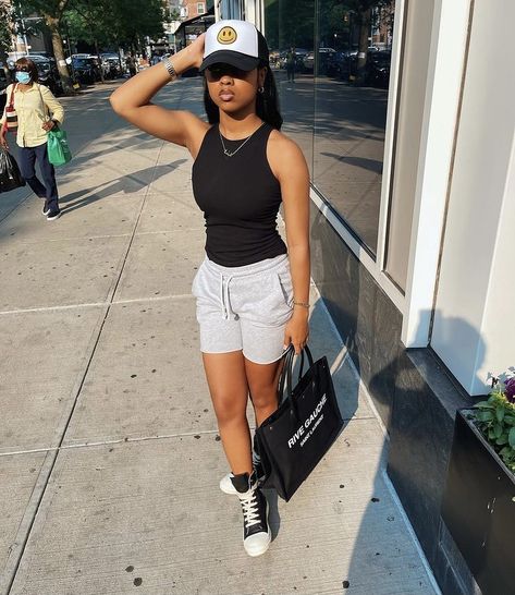 Sweat Shorts Outfit Summer Baddie, Baddie Short Outfits, Grey Sweat Shorts Outfits Women, Gray Sweatshorts Outfit, Grey Shorts Outfit Black Women, Essentials Shorts Outfit, Grey Sweatshorts Outfit, Black Sweat Shorts Outfit, Black Shorts Outfit Black Women