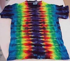 Cool Tie Dye Shirts, Tie Dye Tips, Tie Dye Folding Techniques, Tie Dye Shirts Patterns, Ty Dye, Diy Tie Dye Shirts, Tie Dye Party, Dye Techniques, Dye Patterns