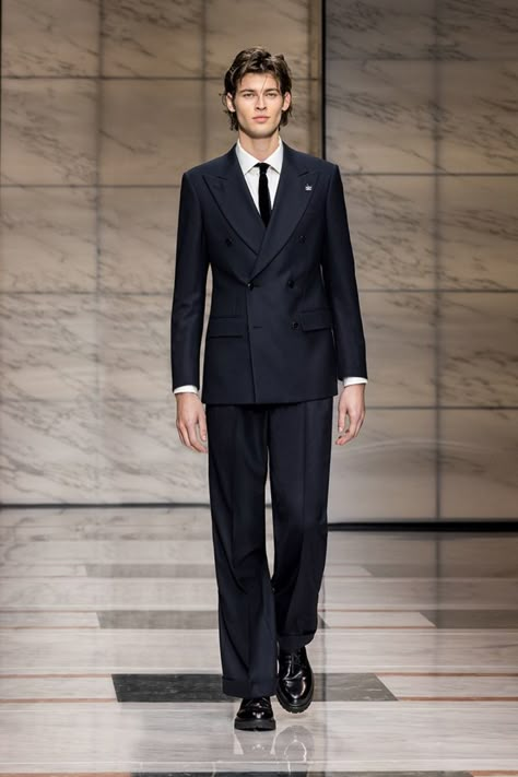 Giorgio Armani Men Fall Winter 2023 Collection Runway 064 Mens Suits Style Modern Classy, Men Prom Outfit, Mens Suits Style Modern, Suit Vest Outfits, Mens Tailoring, Armani Suit, Western Costume, Old Money Boys, Mens Luxury Lifestyle