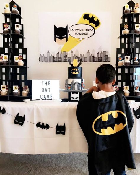 Batman Theme Party, Batman Party Decorations, Batman Themed Birthday Party, Lego Batman Birthday, Party Cooler, Modern Birthday Party, Batman Theme, Batman Birthday Party, Candy Birthday Party