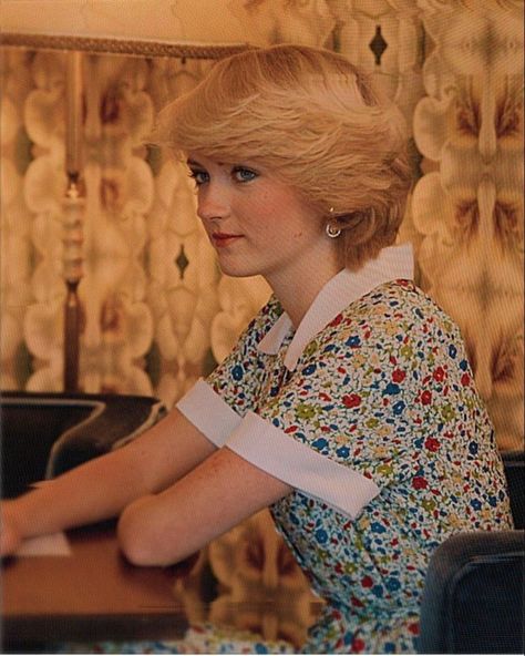 Rose Nora Anna, Rose Van Rijn, 1980s Hairstyles, Edgy Bob Haircuts, Princess Diana Hair, Edgy Bob, Rose Vans, Grown Out Pixie, My New Haircut