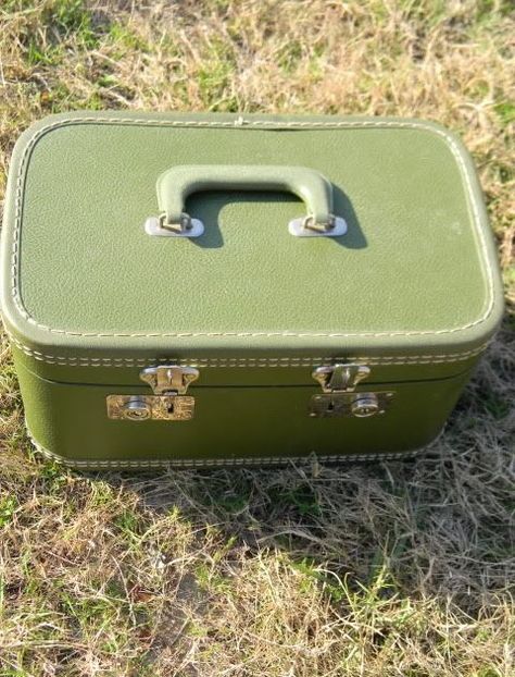 Vintage Suitcase Decor, Cool Swings, Suitcase Decor, Old Luggage, Vintage Sewing Patterns Free, Vintage Train Case, Door Slam, Old Suitcases, Vintage Suitcases