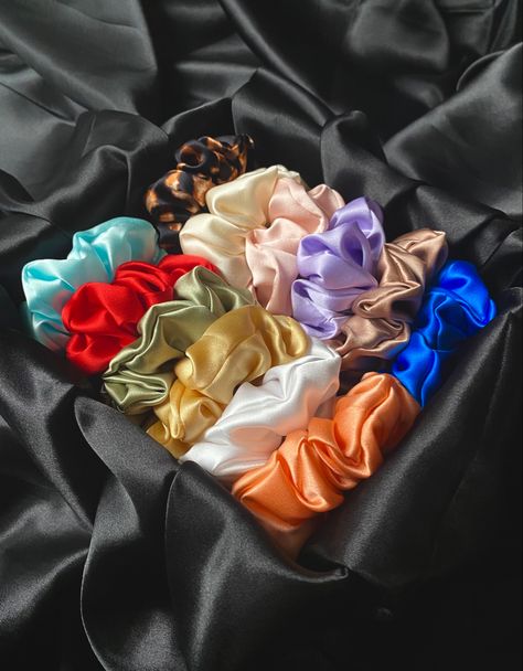 Scranchi On Hair, Curly Afro Hair, Diy Hair Scrunchies, Diy Hair Accessories Ribbon, Hair Tie Accessories, Scrunchies Diy, Handmade Scrunchie, Silk Scrunchies, Handmade Hair Bows