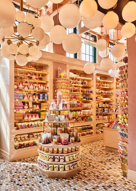 Jean-Georges's Perfectly Pink New Candy Shop Is A Chic Confectionery Dream Candy Store Design, Candy Store Display, Gift Shop Displays, Candy Room, Luxury Candy, Chocolate Stores, Candy Display, Candy Boutique, Snack Shop