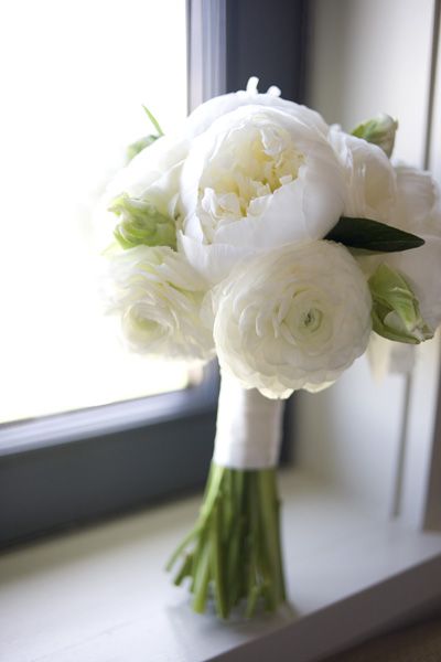 Green And White Wedding Flowers, Simple Wedding Bouquets, Bridesmaid Bouquet White, Simple Wedding Flowers, White Ranunculus, South Carolina Wedding, White Wedding Flowers, Cabbage Roses, Southern Weddings