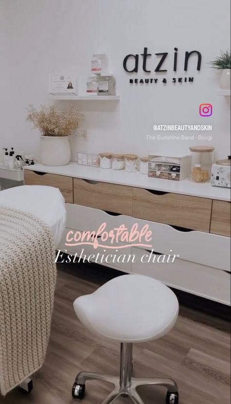 Skin Room Design, Minimalist Esthetician Room, Esthetics Room At Home, Esthetics Suite, Small Spa Room Ideas Estheticians, Esthetician Room Decor Inspiration, Boho Esthetician Room, Esthetician Chair, Nail Suite