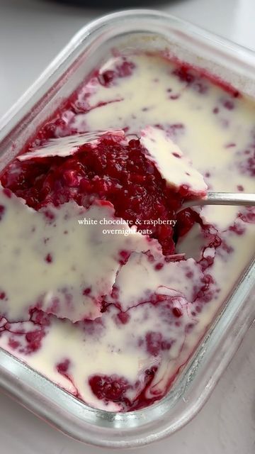 Frozen Raspberries, Raspberry White Chocolate, Chia Recipes, Gym Food, Healthy Food Facts, Feel Good Food, Baked Oats, White Chocolate Raspberry, Overnight Oats Recipe