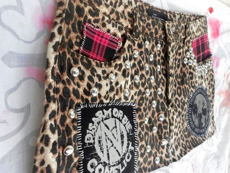 Punk Mini Skirt, Patches Ideas, Leopard Mini Skirt, Punk Skirt, Skirt Diy, Custom Leather Jackets, Crust Punk, Punk Pins, Punk Patches