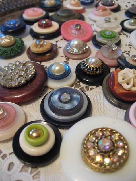 button magnets | Flickr - Photo Sharing! Button Embellishments Clothing, Homemade Buttons, Button Projects, Sewing Jewelry, Button Creations, Button Craft, Button Magnets, Vintage Jewelry Crafts, Jewellery Gifts