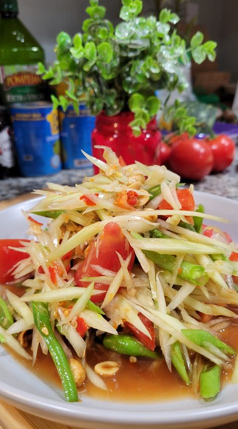 Som Tum, Papaya Salad, Traditional Dishes, Thai Food, Thai Recipes, Gym Rat, No Cook Meals, Papaya, Salad