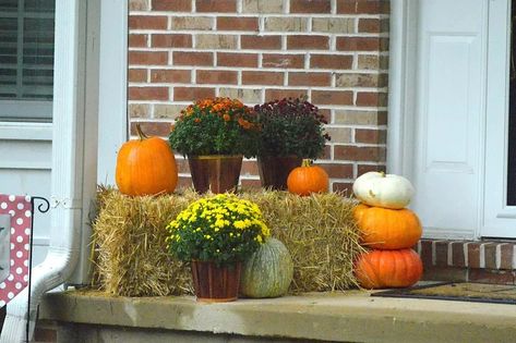 23 Budget Front Yard Landscaping Ideas That Are Simple and Beautiful Fall Front Yard Decorations, Fall Outdoor Decorating, Outdoor Fall Decor Ideas, Landscaping Rock, Front Yard Decor, Simple Benches, Front Yard Fence, Rustic Wooden Sign, Fall Decor Ideas