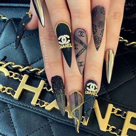 Chanel Nails Design, Nails With Black, Gucci Nails, Colors Nails, Unghie Sfumate, Chanel Nails, Easy Nails, Edgy Nails, Nails Design With Rhinestones