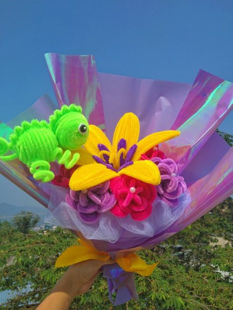 Ramo Pascal (enredados) ¿Quieres tutorial? Déjame un corazoncito 💗 Rapunzel Flower, Flower Boquet, Crochet Bouquet, Flower Diy Crafts, Floral Shop, Pipe Cleaner, Princess Party, Diy Flowers, Rapunzel