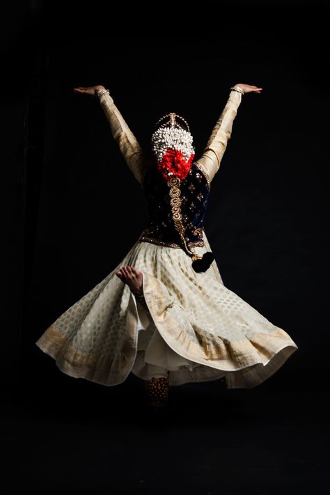 Kathak is one of the several traditional dance forms of India hailing from the northern states. It is narration of a Katha or story in a dance. The sound of Ghungroo (bells) tied around the dancer's ankles co-ordinates with the tabla beats of the music. It takes several years to master this art. ! Kathak Dress, Kathak Costume, Indian Classical Dancer, Dance Forms, Kathak Dance, Dance Of India, Dress Quotes, Indian Classical Dance, Dance Paintings