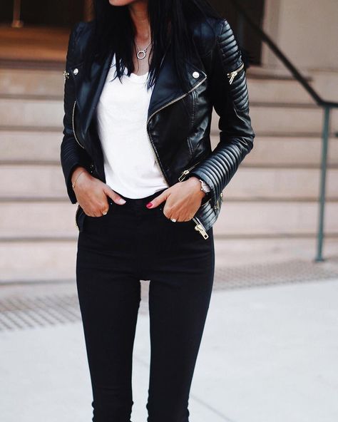 I want a leather jacket like this so bad!! black leather jacket with this kind of sleeves! anyone know where i can get one???!! Leather Jacket Outfit Spring, Black Leather Jacket Outfit, Stylish Spring Outfit, Classic Thanksgiving, Leather Jacket Outfit, Best Leather Jackets, Thanksgiving Outfits, Leather Jacket Outfits, Jacket Outfit