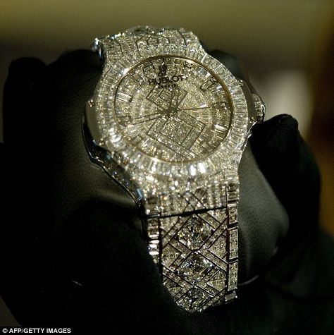 Hublot's new watch, which has a price tag of five million dollars, dazzles with a staggering 140 carats of diamonds, all set in white gold. Swiss Army Watches, Expensive Watches, Luxury Watches For Men, Beautiful Watches, Most Expensive, Diamond Watch, Watches Jewelry, Bling Bling, Luxury Watches